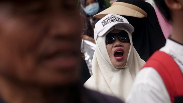 Aksi selawatan di depan gedung MK