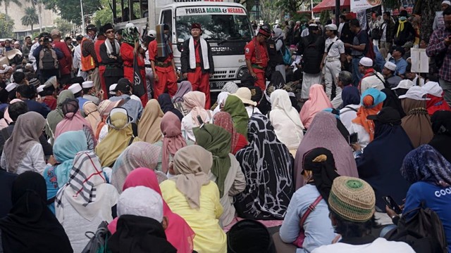 Aksi selawatan di depan gedung MK