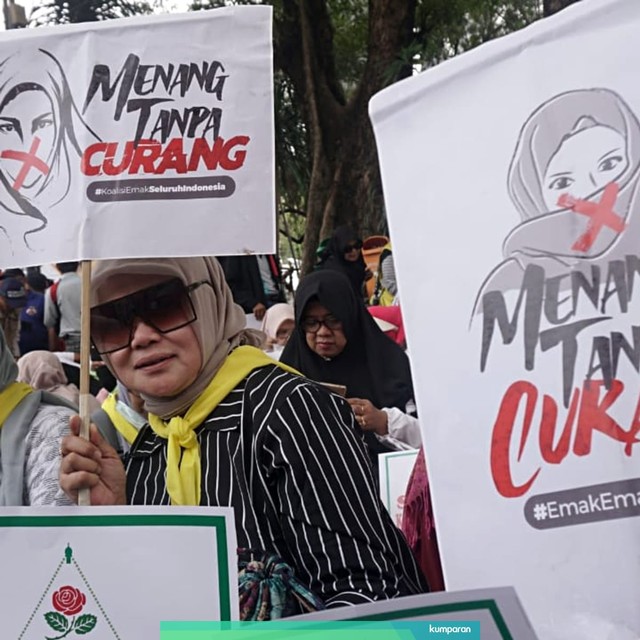 Aksi selawatan di depan gedung MK