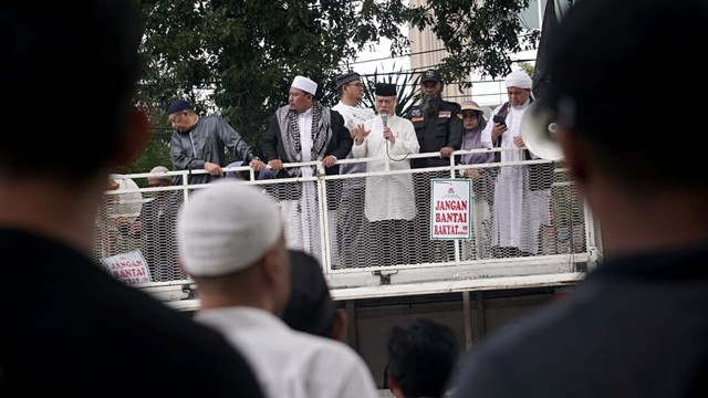 Aksi selawatan di depan gedung MK