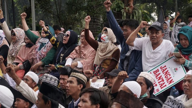 Aksi selawatan di depan gedung MK