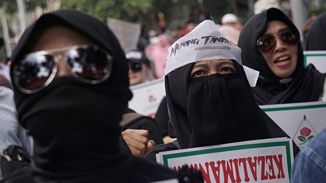 Aksi selawatan di depan gedung MK
