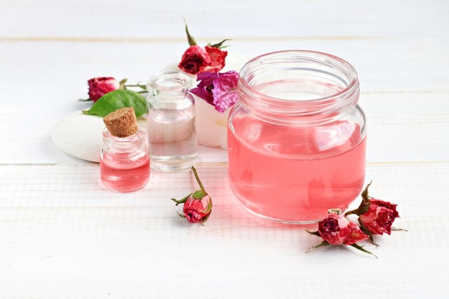 Ilustrasi air mawar. Foto: Shutterstock