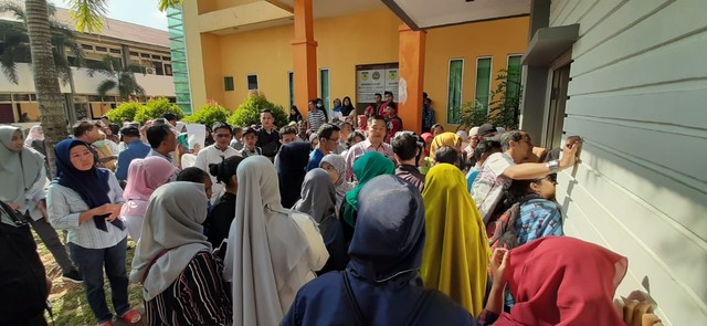 Puluhan orang tua murid mendatangi Dinas Pendidikan Kalimantan Barat. Foto: Dok Hi!Pontianak
