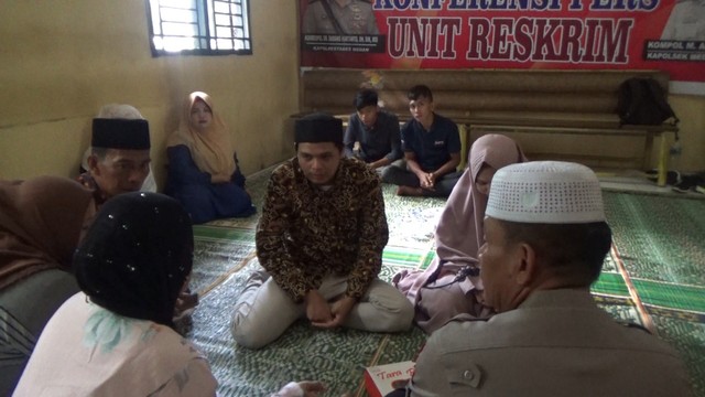 Suasana ijab kabul kedua mempelai di Mapolsek Medan Timur. Foto: Rahmat Utomo/kumparan
