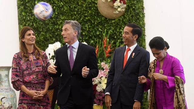 Presiden Joko Widodo (kedua kanan) didampingi Ibu Negara Iriana Joko Widodo (kanan) menyaksikan Presiden Argentina Mauricio Macri (kedua kiri) yang didampingi istri Juliana Awada (kiri) menyundul bola pemberiannya di Istana Bogor, Rabu (26/6). Foto: ANTARA FOTO/Akbar Nugroho Gumay