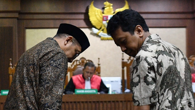 Menteri Agama Lukman Hakim Saifuddin (kiri) dan mantan Ketua Umum PPP Muhammad Romahurmuziy bersiap memberikan kesaksian saat sidang kasus suap jual beli jabatan Kementerian Agama di Pengadilan Tipikor, Jakarta, Rabu (26/6). Foto: ANTARA FOTO/Sigid Kurniawan