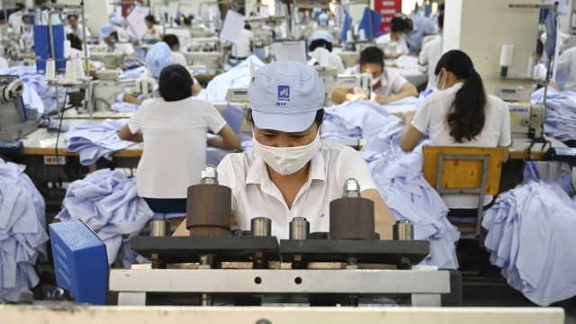 Suasana pabrik garmen. Foto: AFP
