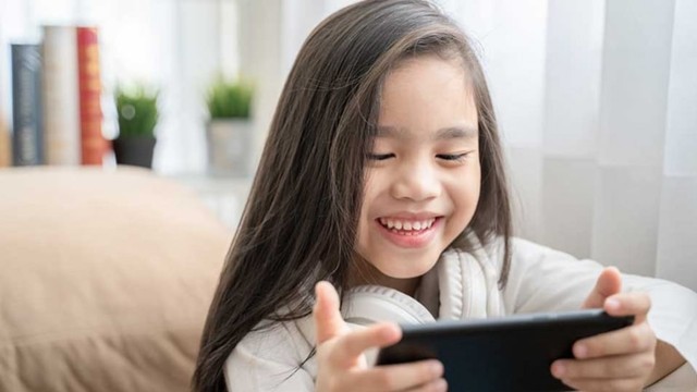 Pengaruh Gadget Terhadap Perkembangan Anak | Kumparan.com