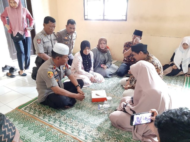 Kapolsek Medan Timur Kompol M Arifin hadir dalam prosesi ijab kabul salah satu tahanan Polsek Medan Timur, Rabu (26/6/2019). SumutNews.com  