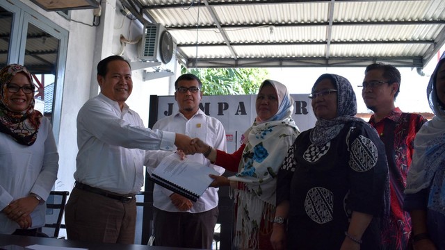 Ketua KKR Aceh, Afridal Darmi menerima laporan kesaksian korban penyiksaan masa konflik Aceh, hasil investigasi sejumlah lembaga. Foto: Adi Warsidi/acehkini