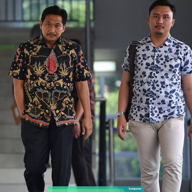 Anggota DPR nonaktif Bowo Sidik Pangarso (kiri) tiba di Pengadilan Tipikor, Jakarta, Rabu (26/6/2019). Foto: ANTARA FOTO/Sigid Kurniawan