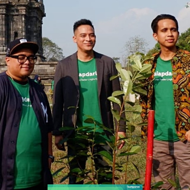 Igor Saykoji, Tommy Tjokro, dan Andovi Da Lopez menanam pohon di Candi Prambanan, Yogyakarta, Rabu (26/6). Foto: DN. Mustika Sari/kumparan