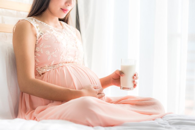 Ilustrasi ibu hamil minum susu almond. Foto: Shutterstock