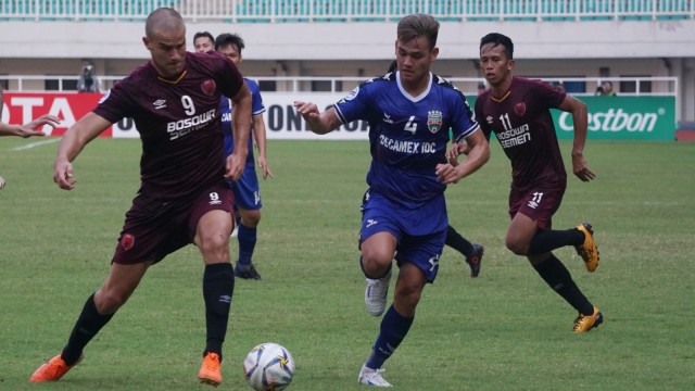 Pemain PSM Makassar Eero Markkanen (kiri) berusaha melewati pemain Becamex Binh Duong pada pertandingan leg kedua semi final piala AFC zona ASEAN di Stadion Pakansari, Bogor. Foto: Jamal Ramadhan/kumparan