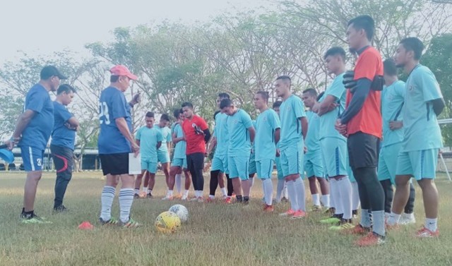 Pelatih kepala Bogor FC Sulut United, Herry Kiswanto memberikan penjelasan format latihan kepada para pemain di sesi latihan (foto: official sulut united)