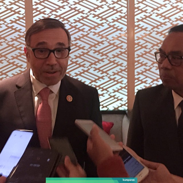 Duta Besar Argentina untuk Indonesia Ricardo Luis Bocalandro (kiri) dan Sekjen Kementerian Perdagangan Karyanto Suprih (kanan) di Hotel Mandarin, Jakarta. Foto: Ema Fitriyani/kumparan