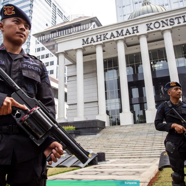 Anggota kepolisian melakukan penjagaan jelang sidang putusan Perselisihan Hasil Pemilihan Umum (PHPU) di Gedung Mahkamah Konstitusi (MK), Jakarta, Rabu (26/6). Foto: ANTARA FOTO/Dhemas Reviyanto
