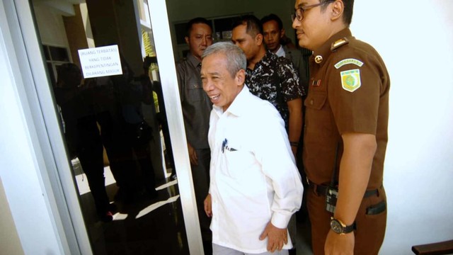 Tersangka Nurul Qomar (kiri) berjalan keluar ruangan usai menjalani pemeriksaan di Kejaksaan Negeri Brebes, Jawa Tengah, Rabu (26/6). Foto: ANTARA FOTO/Oky Lukmansyah