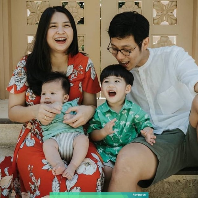Putri Titian, Junior Liem, dan dua anak lelakinya. Foto: Instagram @putrititian