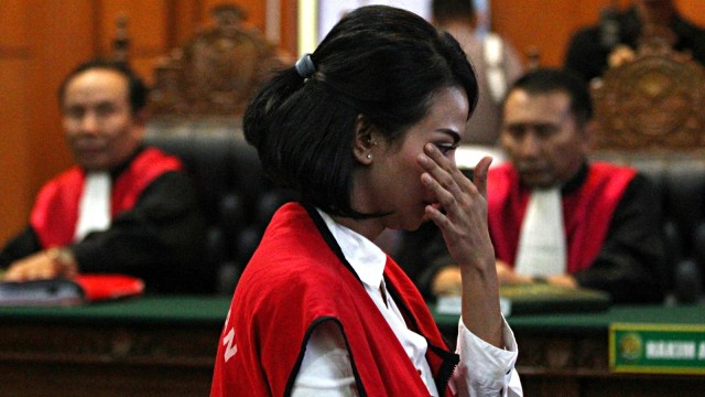 Terdakwa kasus dugaan penyebaran konten asusila Vanessa Angel berjalan di depan majelis hakim usai menjalani sidang putusan di Pengadilan Negeri (PN) Surabaya, Jawa Timur, Rabu (26/6). Foto: ANTARA FOTO/Moch Asim