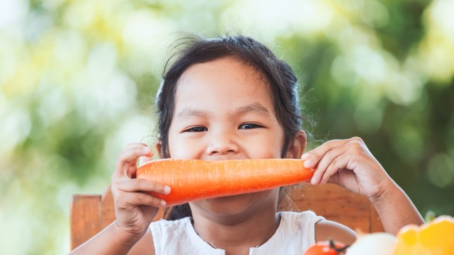 anak makan wortel Foto: Shutterstock