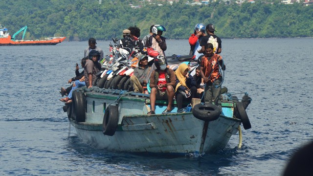 Aktivitas pelayaran kapal kayu rute Tidore - Ternate. Foto: Olis/cermat