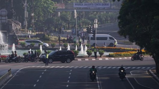 Pengguna jalan dari arah MH Thamrin dibelokan ke Budi Kemuliaan. Foto: Jamal Ramadhan/kumparan