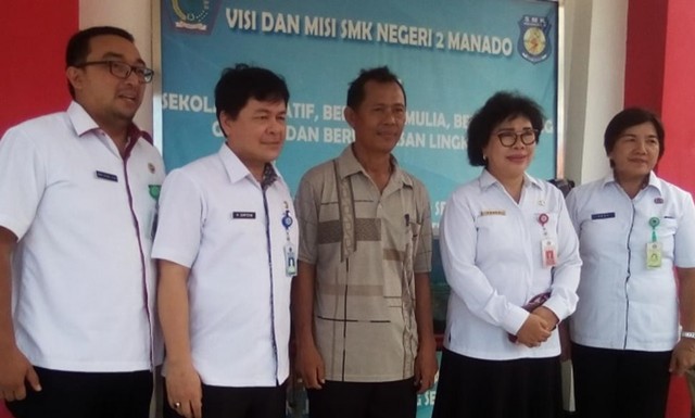 Kepala Dinas Pendidikan Daerah Provinsi Sulawesi Utara, Grace Punuh (kedua dari kanan) saat mengunjungi SMK Negeri 2 Manado, salah satu sekolah yang menjadi favorit tujuan siswa dalam PPDB 2019 (foto: ilona)