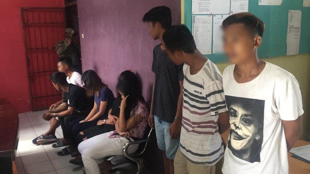 Para ABG saat diamankan di Kantor Satpol PP Kobar. (Foto: Satpol PP Kobar)