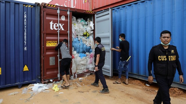 Petugas Bea dan Cukai Batam memeriksa kontainer yang berisi sampah plastik yang diduga mengandung limbah bahan berbahaya dan beracun (B3) di Pelabuhan Batu Ampar, Batam, Kepulauan Riau, Sabtu (15/6). Foto: ANTARA FOTO/Andaru