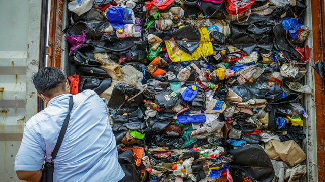 Petugas memeriksa sampah plastik yang diduga mengandung limbah bahan berbahaya dan beracun (B3) di Pelabuhan Batu Ampar, Batam, Kepulauan Riau, Rabu (19/6). Foto: ANTARA FOTO/Andaru