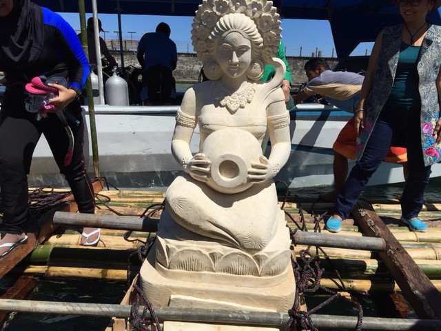 Patung Lady with Kendi siap diterjunkan ke Laut Bunaken. Foto: Sabar Artiyono/kumparan