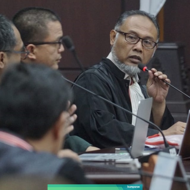 Ketua tim hukum BPN, Bambang Widjojanto (kanan) menghadiri sidang putusan sengketa Pilpres 2019 di Gedung Mahkamah Konstitusi. Foto: Helmi Afandi Abdullah/kumparan