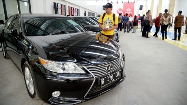 Seorang pengunjung mengamati interior kendaraan di Balai lelang kendaraan Car Ready. Foto: Iqbal Firdaus/kumparan