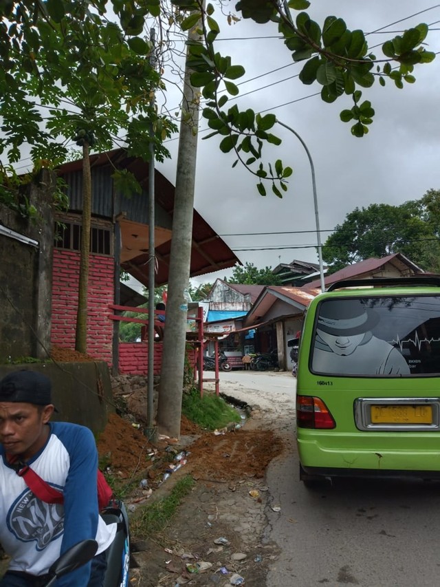 Tiang Listrik Miring ke Jalan, Resahkan Warga Desa Batu Merah, Ambon.  (27/6). Dok: AP