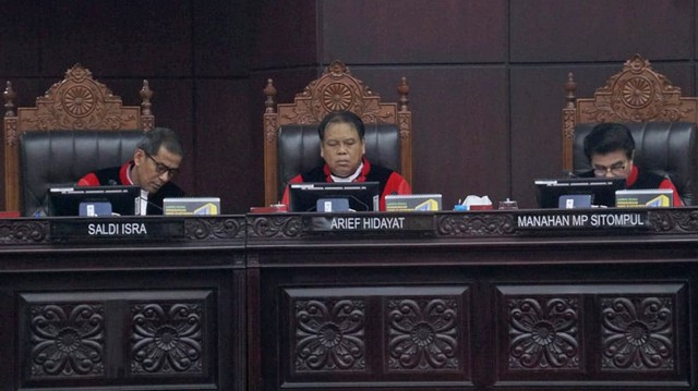 Hakim Mahkamah Konstitusi, Saldi Isra (kiri), Arief Hidayat (tengah) dan Manahan MP Sitompul (kanan) saat pembacaan putusan sengketa Pilpres 2019 di Gedung Mahkamah Konstitusi, Kamis (27/6). Foto: Helmi Afandi Abdullah/kumparan