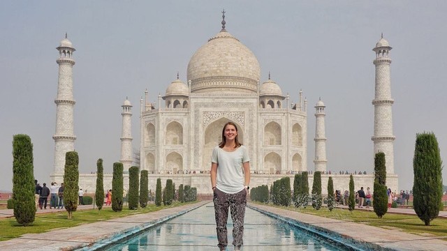 Taylor Demonbreun di Taj Mahal, India Foto: Instagram/@trekwithtaylor