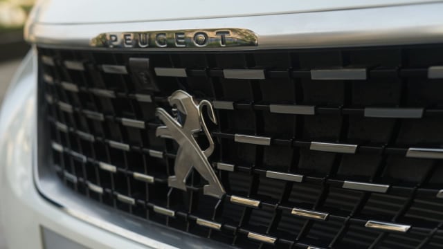 Logo dan grille Peugeot 5008 Foto: Muhammad Ikbal/kumparan