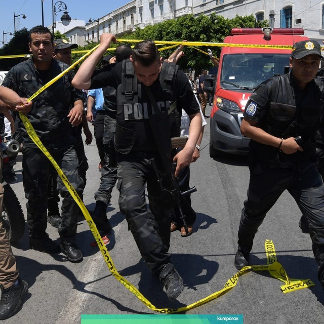 Pasukan keamanan Tunisia berjaga di lokasi serangan di jalan utama ibukota Tunisia Habib Bourguiba, Kamis (27/6). Foto: AFP/Fethi Belaid