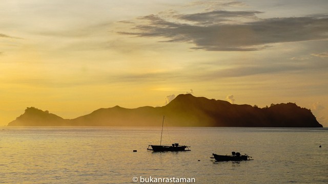 Pemandangan sunrise Pulau Dua. Foto: bukanrastaman.