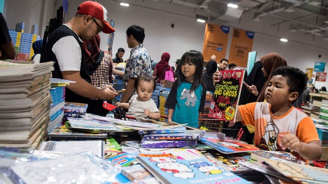 Anak-anak memilih buku di lokasi pameran buku Big Bad Wolf di Kota Baru Parahyangan, Kabupaten Bandung Barat, Jawa Barat, Kamis (27/06). Foto: ANTARA FOTO/M Agung Rajasa
