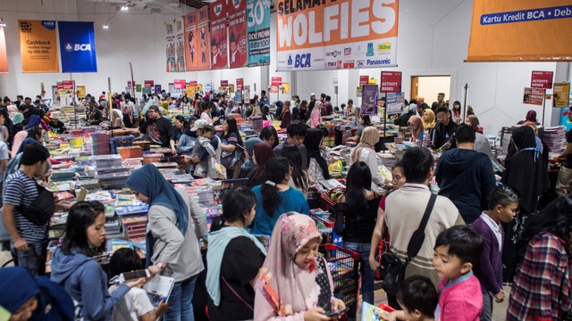 Pengunjung memadati lokasi pameran buku Big Bad Wolf di Kota Baru Parahyangan, Kabupaten Bandung Barat, Jawa Barat, Kamis (27/06). Foto: ANTARA FOTO/M Agung Rajasa