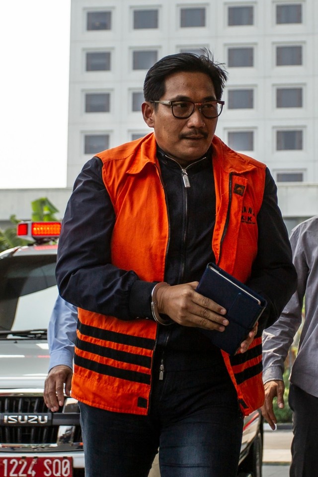 Tersangka kasus dugaan suap distribusi pupuk Bowo Sidik Pangarso tiba untuk menjalani pemeriksaan di gedung KPK, Jakarta, Kamis (27/6). Foto: ANTARA FOTO/Dhemas Reviyanto