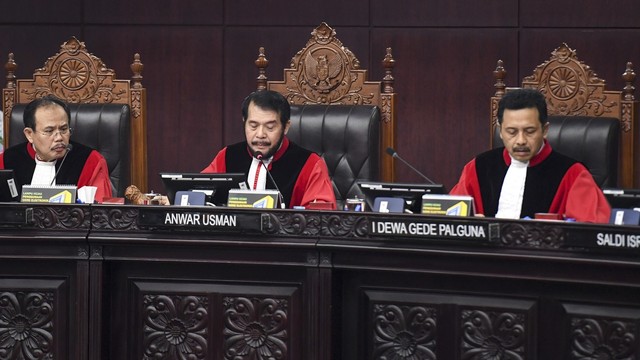 Ketua Mahkamah Konstitusi (MK) Anwar Usman (tengah) menskors sidang Perselisihan Hasil Pemilihan Umum (PHPU) Presiden dan Wakil Presiden 2019. Foto: ANTARA FOTO/Hafidz Mubarak