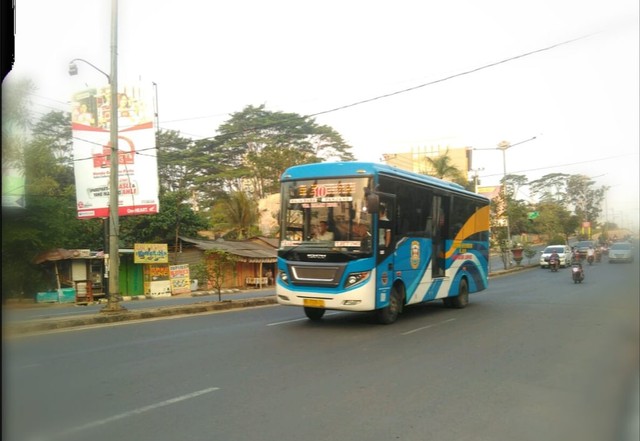 Bus Trans Bandar Lampung yang sedang melaju dari arah Tanjung karang menuju Terminal Rajabasa, Kamis (27) | Foto : Sidik Aryono/Lampung Geh