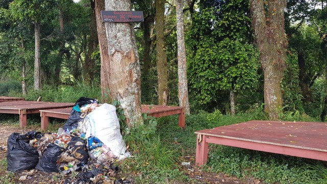 Sampah di pos 3 jalur pendakian Pancasila Gunung Tambora. Foto: Info Dompu