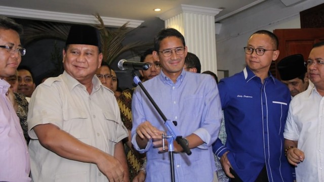 Capres dan Cawapres nomor urut 02, Prabowo Subianto dan Sandiaga Uno beserta sekjen partai koalisi menggelar konferensi pers usai keputusan Mahkamah Konstitusi di Jalan Kertanegara IV, Jakarta Selatan, Kamis (27/6). Foto: Nugroho Sejati/kumparan