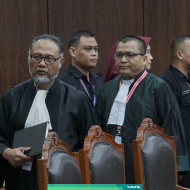 Tim kuasa hukum BPN meninggallkan ruangan usai sidang Perselisihan Hasil Pemilu Umum 2019 sidang putusan sengketa hasil Pilpres 2019 di Gedung Mahkamah Konstitusi, Jakarta, Kamis, (27/6) Foto: Helmi Afandi/kumparan