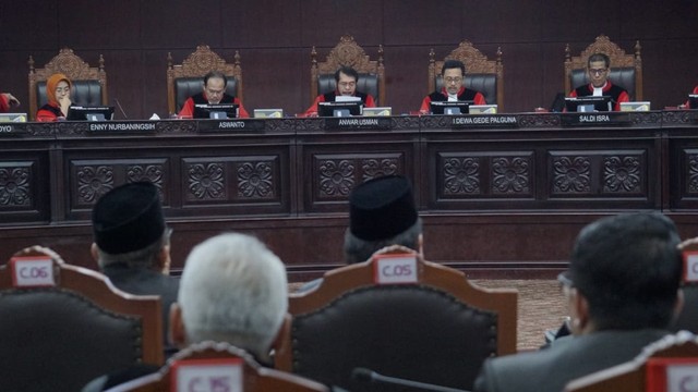 Majelis Hakim Mahkamah Konstitusi (MK) saat sidang putusan sengketa hasil Pilpres 2019 di Gedung Mahkamah Konstitusi, Jakarta, Kamis, (27/6) Foto: Helmi Afandi/kumparan